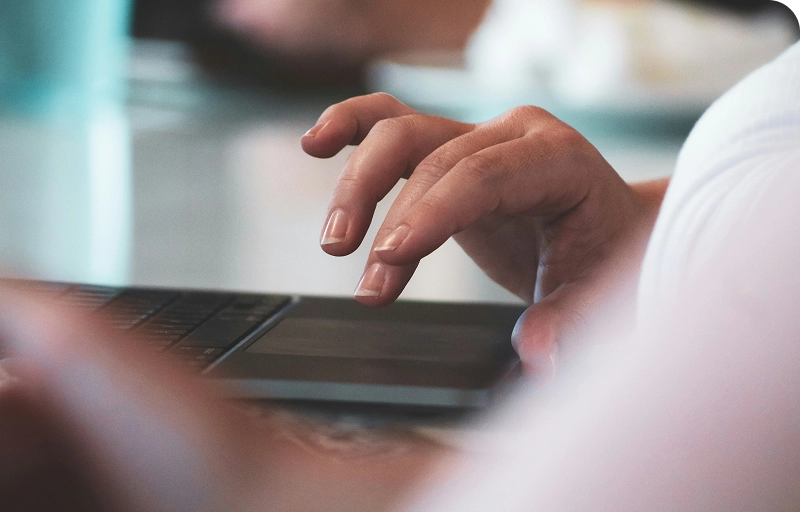 Focus mains en mouvement sur table de travail