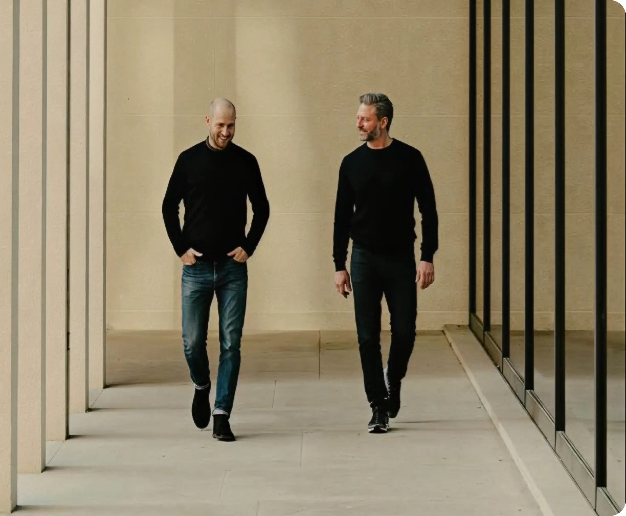 Deux hommes qui marchent dans les couloirs d'un bureau
