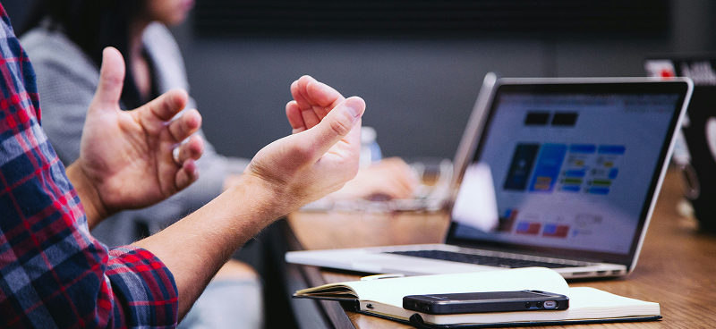 Focus mains en mouvement sur table de travail