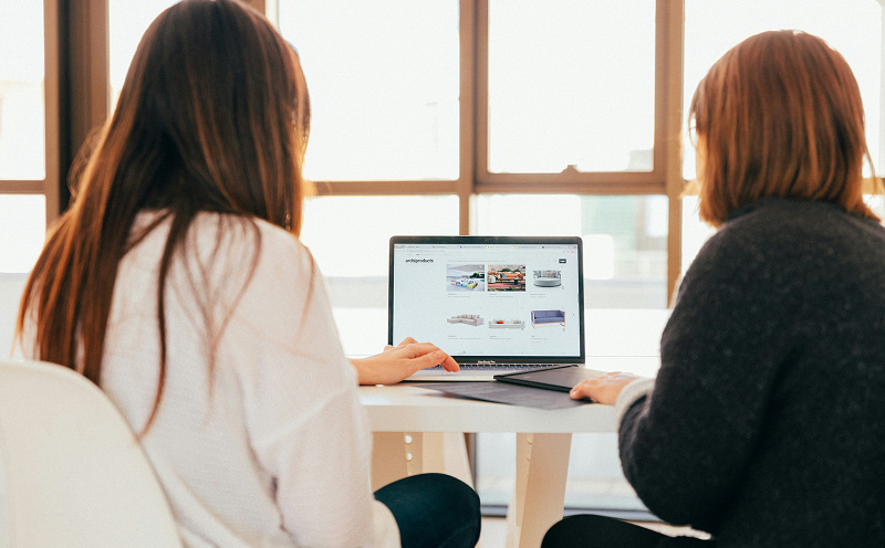 Femmes consultant un site internet