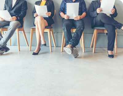 Personnes qui attendent assises dans une salle d'attente