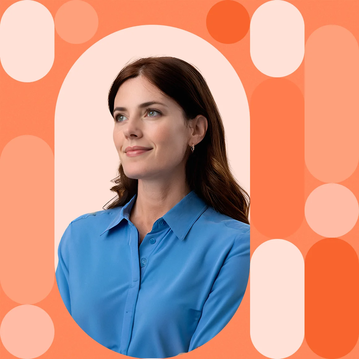 Portrait photographique d&rsquo;une femme en chemise bleue sur fond graphique orange avec formes g&eacute;om&eacute;triques, illustrant la pr&eacute;sentation RH de l&rsquo;AGS.