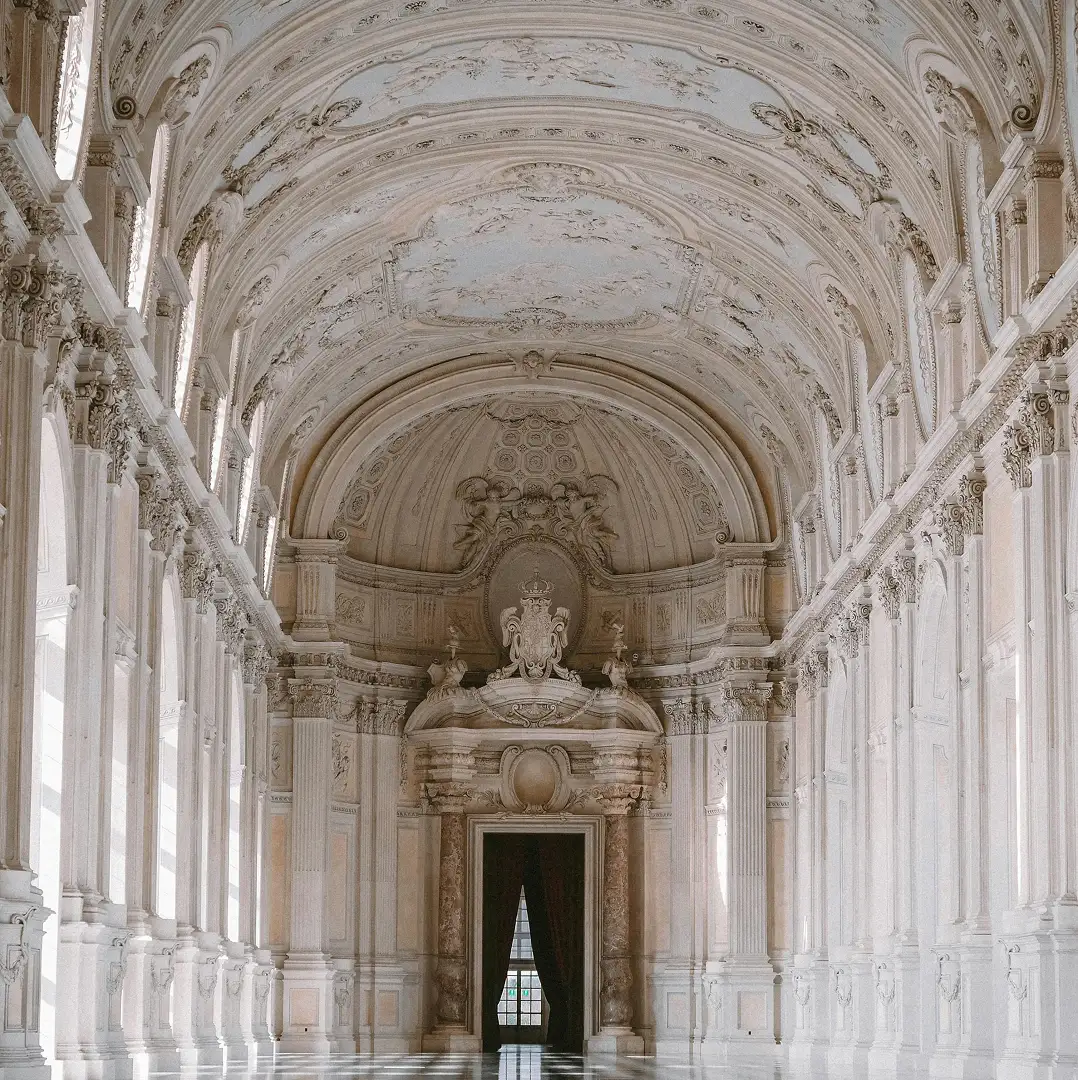 Batiment int&eacute;rieur en forme d'arche