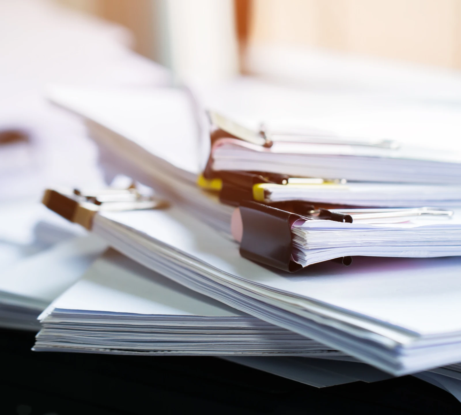 Pile de dossiers sur une table