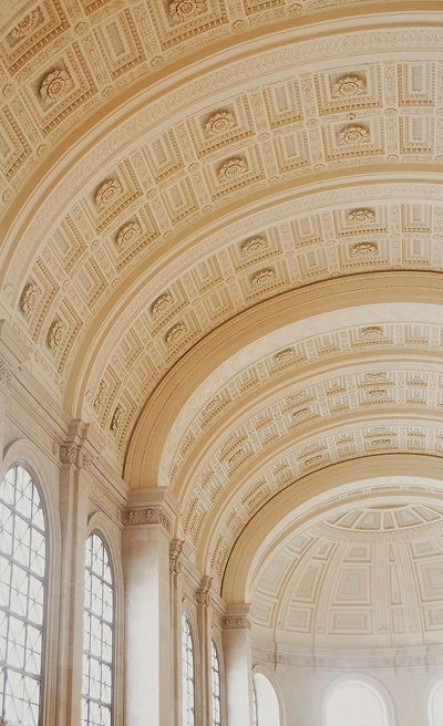 Vo&ucirc;te monumentale orn&eacute;e de motifs classiques avec grandes fen&ecirc;tres en arcade