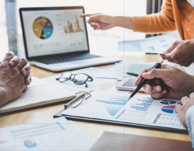 Plan resser&eacute; personnes en atelier de travail