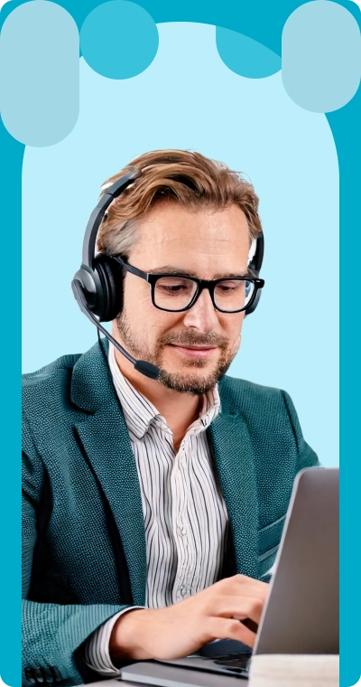 Visuel conseiller en ligne r&eacute;pondant &agrave; une demande via ordinateur portable