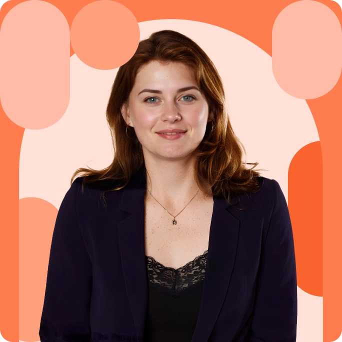 Portrait d&rsquo;une collaboratrice souriante sur fond orange