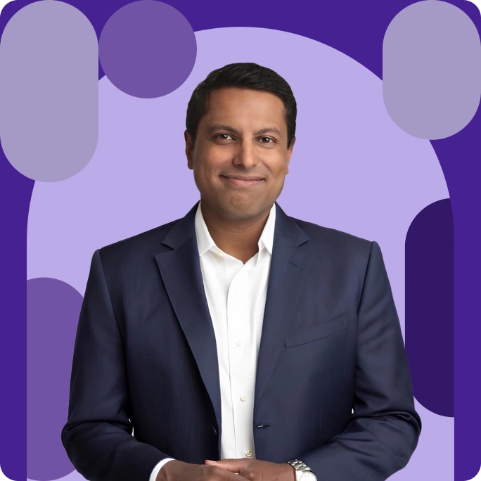Portrait d'un collaborateur en costume noir sur fond violet