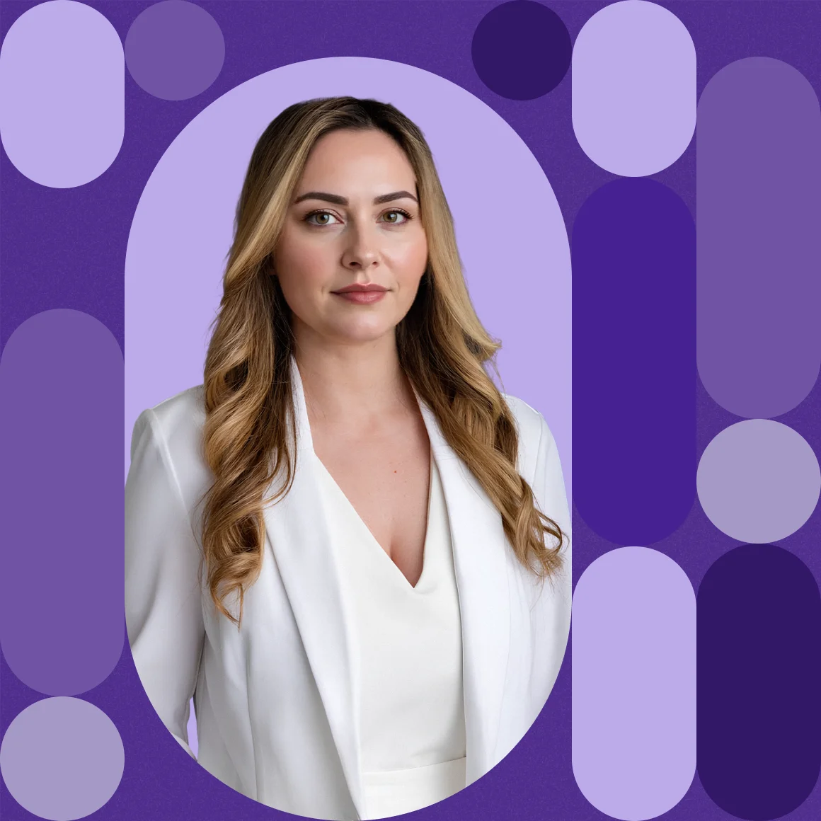 portrait d'une femme en costume blanc sur fond graphique violet