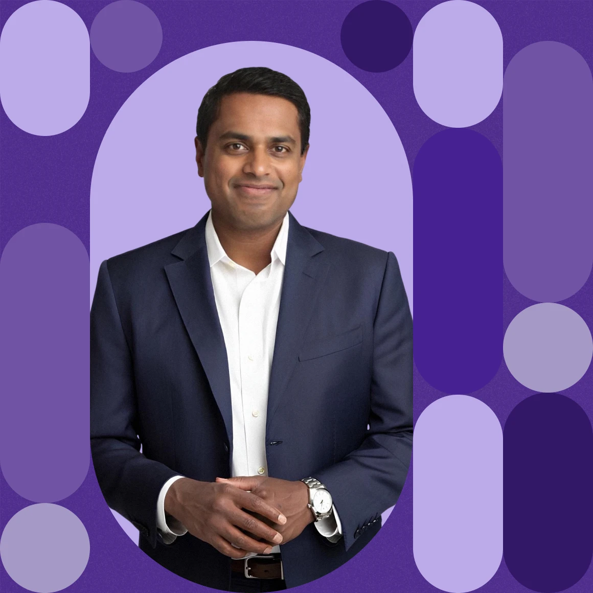 portrait d'un homme en costume sur fond graphique violet