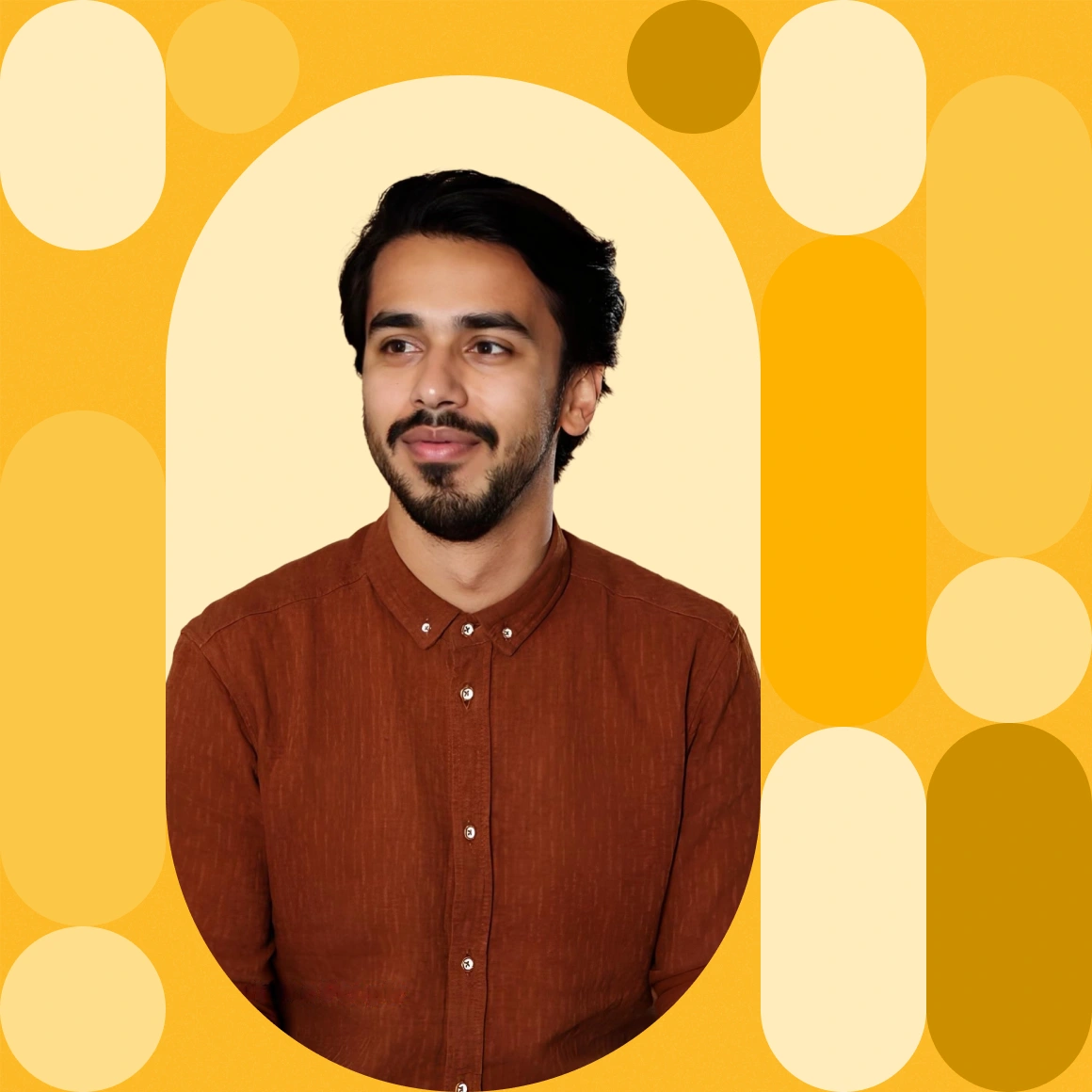 portrait d'un salari&eacute; avec une chemise rouge sur un fond graphique jaune