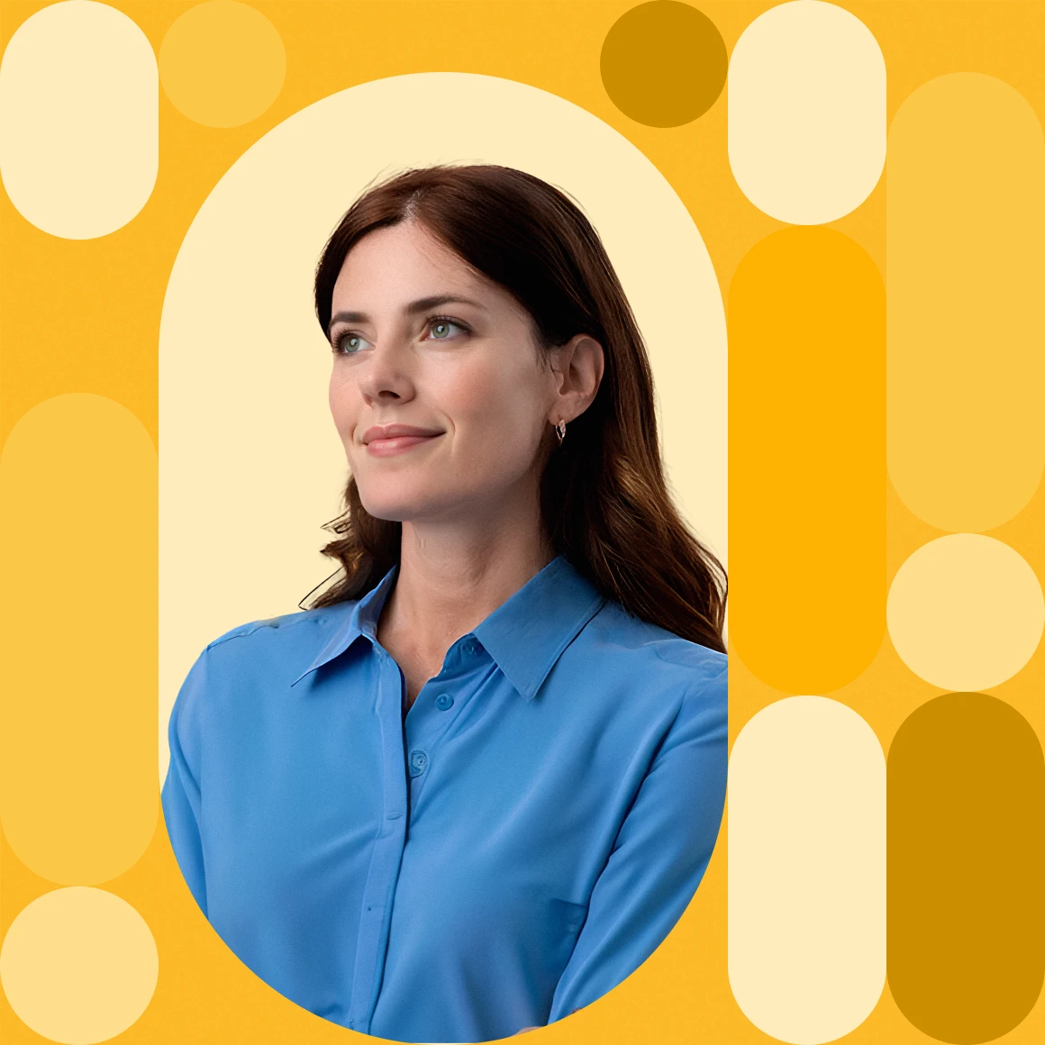 Portrait salariee avec une chemise bleu sur fond graphique jaune